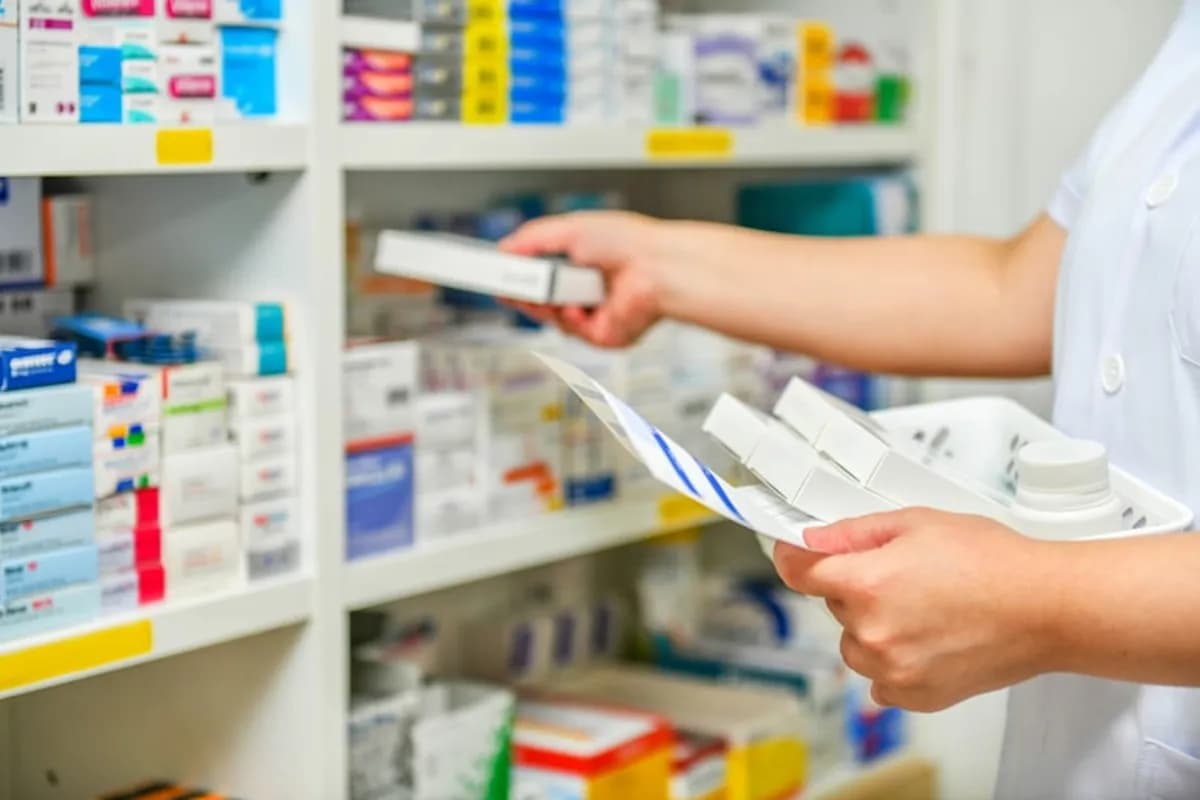 چگونه داروخانه تخصصی به شما کمک میکند تا داروهای خاص و شیمیدرمانی را به راحتی تهیه کنید؟